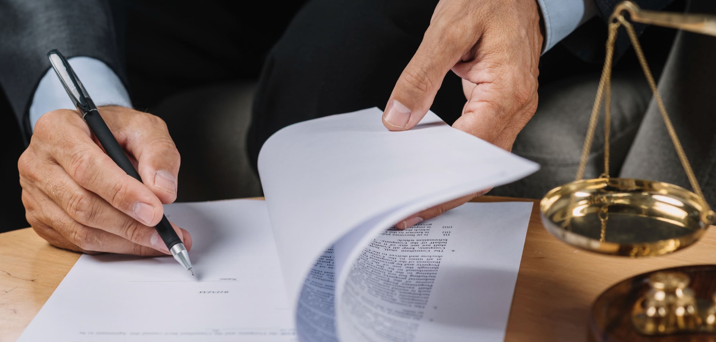 Persona firmando un documento legal