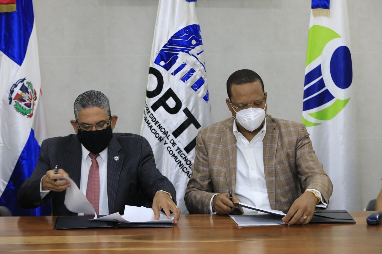 En la foto, el director ejecutivo de Pro Consumidor, Eddy Alcántara, y el director general de la OPTIC, Pedro Quezada.