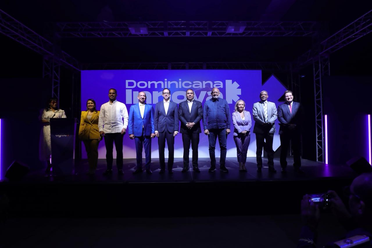 Autoridades de instituciones anunciando Dominicana Innova