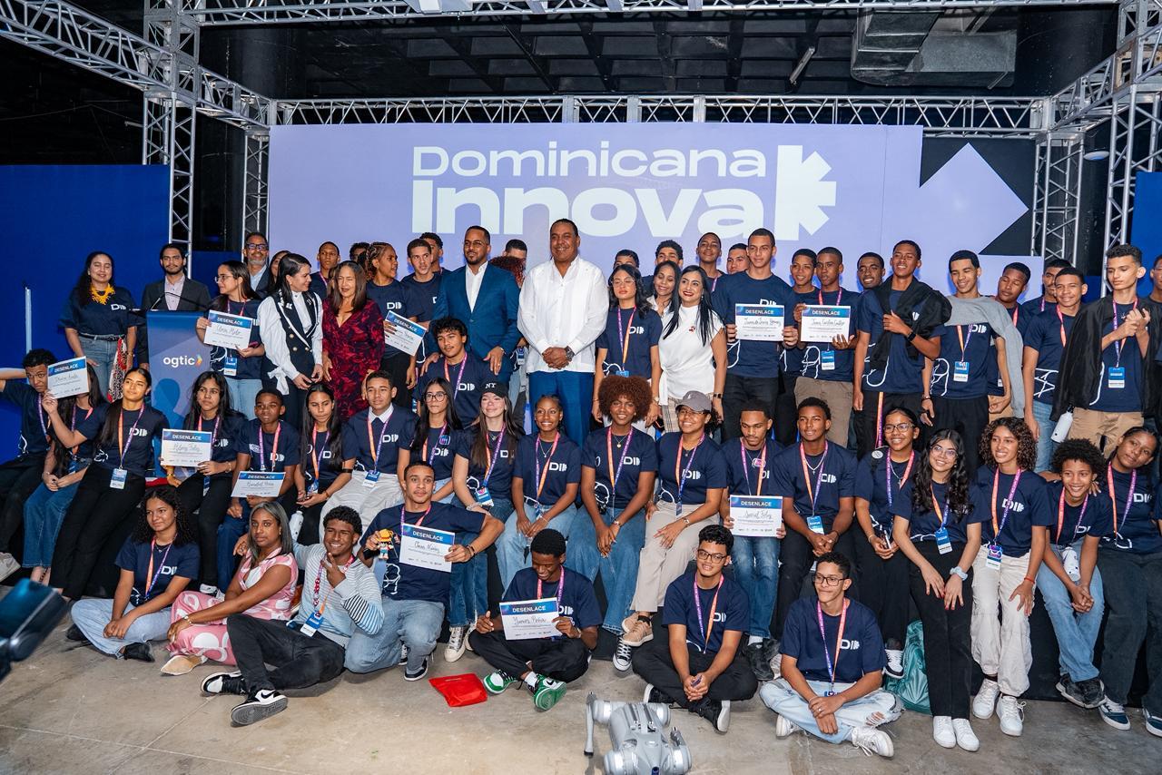 Participantes de dominicana innova junto al Director de la OGTIC