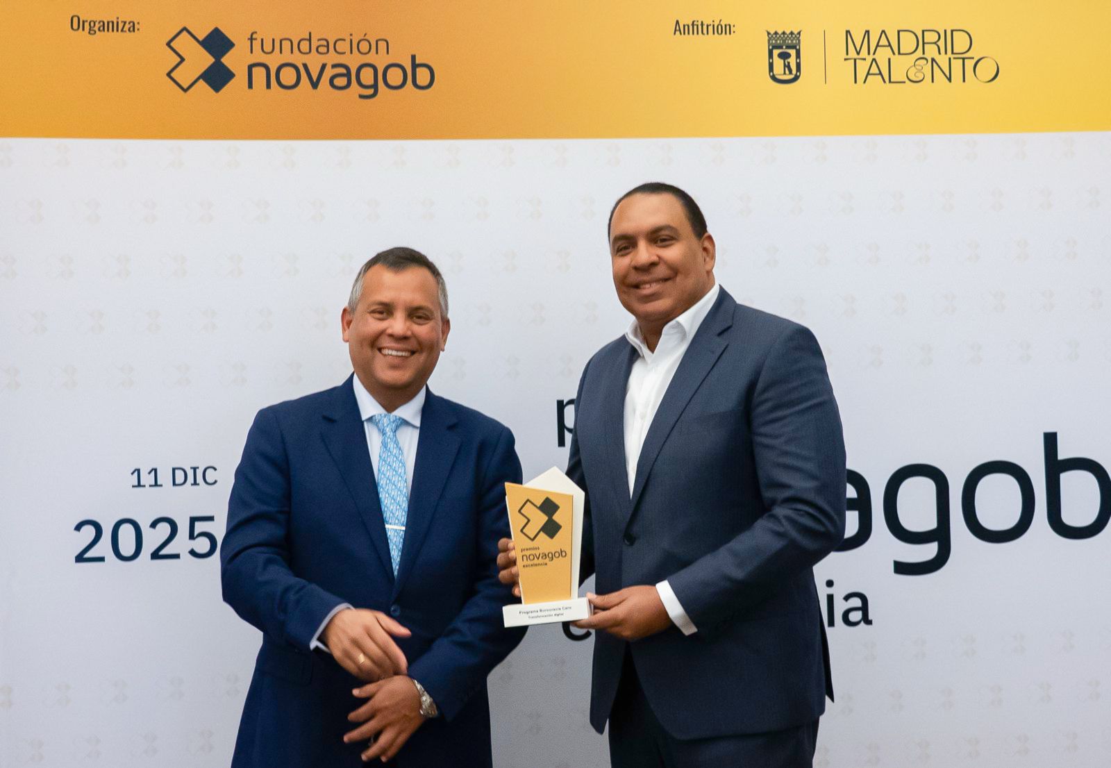 Director de la OGTIC recibiendo el premio NovaGob