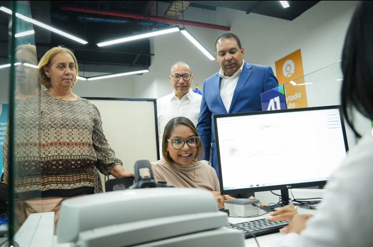 Fotografía de autoridades interactuando con personal en un área de atención al ciudadano dentro de una oficina institucional.